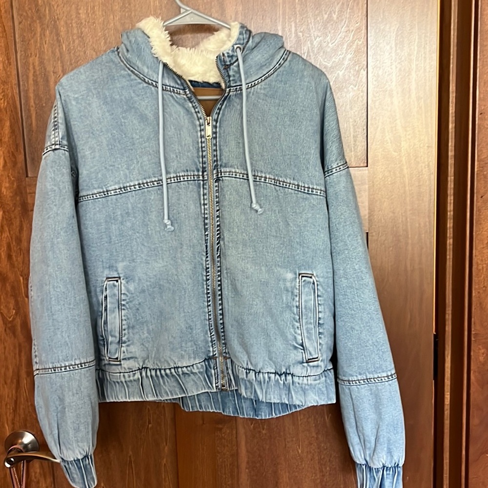 American Eagle Full Zip, Light-wash, Jean Jacket.